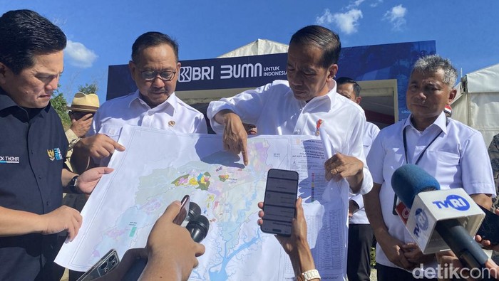 Presiden Jokowi menunjukkan peta pembangunan di IKN kepada awak media.