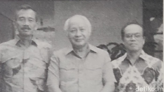 Presiden Soeharto diapit oleh KSAD Jenderal Edi Sudradjat dan TB Silalahi (kacamata) di Tapos, 1989.