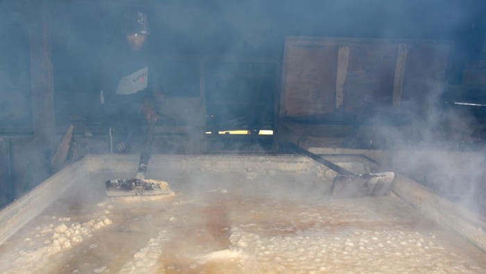 Produksi garam nasional lampui target Seorang anggota kelompok petani garam tradisional mengumpulkan butir garam saat produksi di desa Lam Ujung, kabupaten Aceh Besar, Aceh, Kamis (29/2/2024). Kementerian Kelautan dan Perikanan (KKP) mencatat produksi garam nasional selama 2023 sebesar 2,5 juta ton atau meningkat sekitar 147 persen dari yang ditargetkan tahun 2023 sebesar 1,7 juta ton. ANTARA FOTO/Ampelsa/aww.