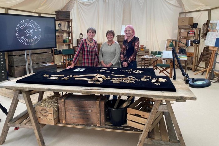 Profesor Alice Roberts bersama ahli osteologi Jacqueline McKinley dan Ceri Boston dari Wessex Archaeology di tenda Penggalian untuk Inggris dengan dua pemakaman Anglo-Saxon yang ditemukan selama penggalian untuk Viking Link.
