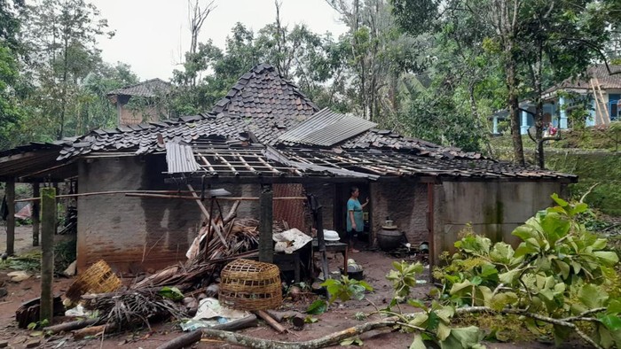 Rumah rusak akibat terdampak angin puting beliung di Gunungkidul, Rabu (28/2/2024)