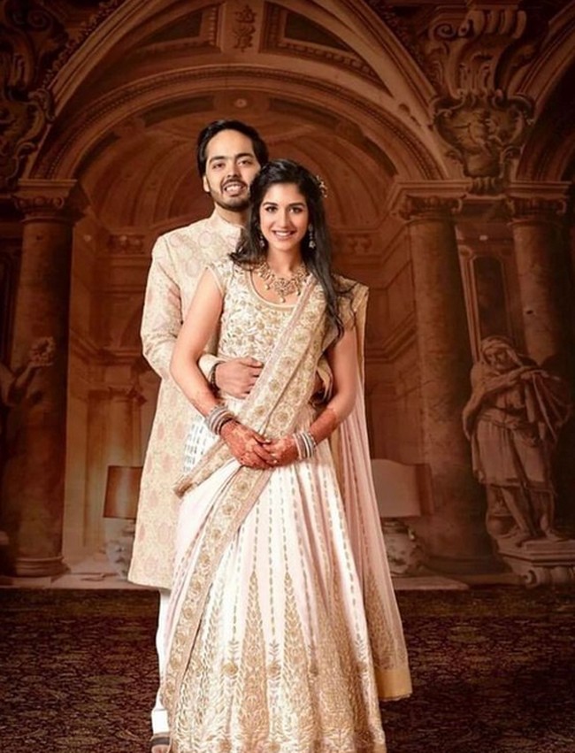 Radhika Merchant dan Anant Ambani telah berkencan selama beberapa tahun, dan bertunangan pada Desember 2022 di Kuil Shrinathji di Nathdwara, Rajasthan. Upacara pertunangan dilanjutkan dengan pesta mewah di Antilia, kediaman Ambani di Mumbai, di mana pasangan tersebut bertukar cincin dan menerima berkah dari keluarga dan teman-teman mereka.  Foto: Instagram