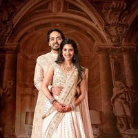 Radhika Merchant dan Anant Ambani telah berkencan selama beberapa tahun, dan bertunangan pada Desember 2022 di Kuil Shrinathji di Nathdwara, Rajasthan. Upacara pertunangan dilanjutkan dengan pesta mewah di Antilia, kediaman Ambani di Mumbai, di mana pasangan tersebut bertukar cincin dan menerima berkah dari keluarga dan teman-teman mereka.  Foto: Instagram