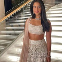 Banyak yang penasaran dengan sosok Radhika. Wanita India 29 tahun itu juga datang dari keluarga terpandang. Dia adalah putri bungsu dari Viren dan Shaila Merchant, yang merupakan pendiri dan pemilik Encore Healthcare, sebuah perusahaan farmasi terkemuka di India. Foto: Instagram/