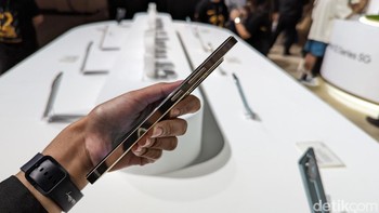 Berbeda dengan Realme 12 Pro+ 5G yang bodinya penuh lekukan, Realme 12+ 5G memiliki desain yang benar-benar flat. Foto: Virgina Maulita Putri/detikINET