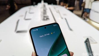 Layarnya berukuran 6,67 inch menggunakan panel AMOLED dengan tingkat kecerahan hingga 2.000 nits dan refresh rate 120Hz. Foto: Virgina Maulita Putri/detikINET