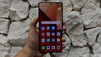 Redmi Note 13 Pro 4G mengusung layar AMOLED 6,67 inch dengan resolusi Full HD+, refresh rate 120Hz, kecerahan maksimum 1.300 nits dan terlindung Gorilla Glass 5. Foto: Adi Fida Rahman/detikINET