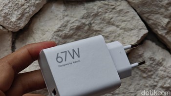 Xiaomi memberikan adaptor charger 67W. Foto: Adi Fida Rahman/detikINET