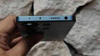 Bagian atasnya terdapat jack audio 3,5 mm, speaker dan IR blaster. TFoto: Adi Fida Rahman/detikINET