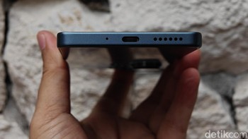 Di bagian bawahnya terdapat port USB-C dan speaker. Foto: Adi Fida Rahman/detikINET