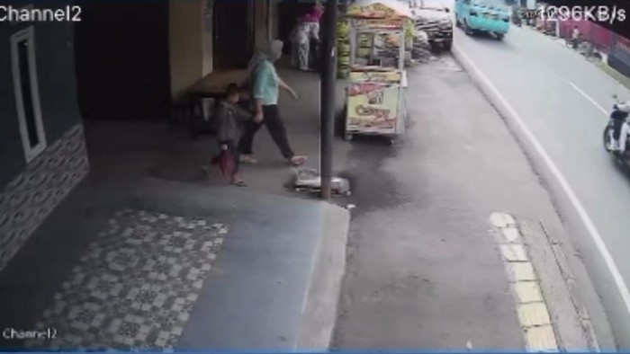 Rekaman CCTV soal emak-emak diduga curi uang Rp 60 juta di Bandung.