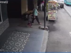 Viral Emak-emak Bandung Nekat Curi Duit Rp 60 Juta di Siang Bolong