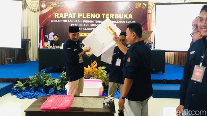 Rekapitulasi suara Pemilu 2024 tingkat kabupaten yang digelar KPU Lamongan.