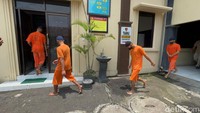 Pengurus pondok pesantren yang mengantar jenazah sempat menyatakan korban tewas karena terpeleset. Namun, pihak keluarga pun menaruh curiga. Pasalnya, terdapat luka lebam pada tubuh korban. Setelah dilakukan serangkaian penyelidikan dan penyidikan, polisi kemudian menetapkan empat orang sebagai tersangka. Keempatnya merupakan senior korban. (Andhika Dwi/detikcom)