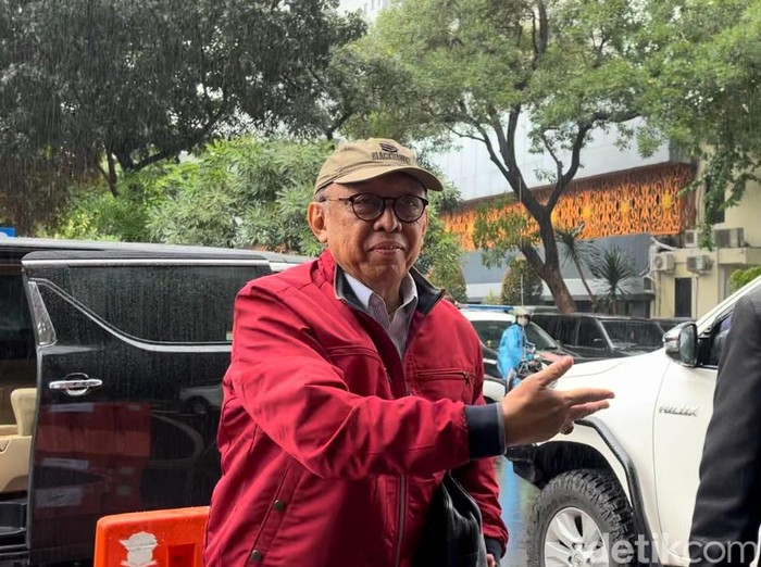 Rektor Universitas Pancasila Edie Toet Hendratno mendatangi Polda Metro Jaya hari ini untuk diperiksa terkait dugaan pelecehan terhadap bawahannya.