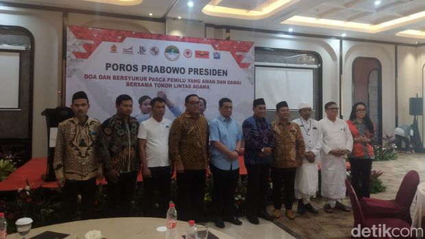 Foto: Relawan Poros Prabowo Presiden menggelar doa dan syukuran atas terlaksananya Pemilu 2024. (Kurniawan)