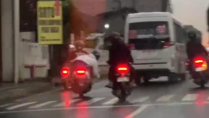 Rombongan pemotor ugal-ugalan yang diduga membawa senjata tajam melintas di jalan Jogja-Solo, Klaten Selatan-Jogonalan.