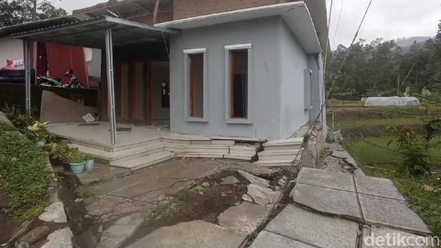 Rumah di Desa Sridadi, Kecamatan Sirampog, Brebes, Jawa Tengah, rusak akibat tanah bergerak.