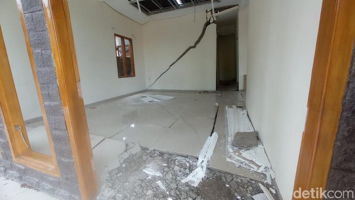 Rumah di Desa Sridadi, Kecamatan Sirampog, Brebes, Jawa Tengah, rusak akibat tanah bergerak.