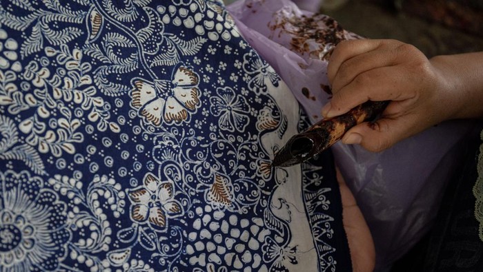 Rumah produksi batik tulis di Lasem Pekerja menyelesaikan pembuatan pola batik tulis bermotif naga di rumah produksi batik tulis Kidang Mas Lasem di Desa Babagan, Kecamatan Lasem, Kabupaten Rembang, Jawa Tengah, Kamis (29/2/2024). Menurut data yang dihimpun lembaga pelestarian budaya Yayasan Lasem Heritage per tahun 2022, terdapat 78 unit rumah produksi batik aktif dengan jumlah pekerja 1.032 orang yang 92 persennya merupakan perempuan, dan diperkirakan akan terus bertambah seiring menggeliatnya perekonomian pasca pandemi COVID-19 tahun 2020 yang sempat mengalami penurunan penjualan. ANTARA FOTO/Aji Styawan/YU