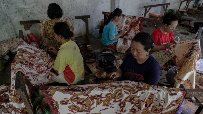Pekerja menyelesaikan pembuatan pola batik tulis bermotif naga di rumah produksi batik tulis Kidang Mas Lasem di Desa Babagan, Kecamatan Lasem, Kabupaten Rembang, Jawa Tengah, Kamis (29/2/2024). Menurut data yang dihimpun lembaga pelestarian budaya Yayasan Lasem Heritage per tahun 2022, terdapat 78 unit rumah produksi batik aktif dengan jumlah pekerja 1.032 orang yang 92 persennya merupakan perempuan, dan diperkirakan akan terus bertambah seiring menggeliatnya perekonomian pasca pandemi COVID-19 tahun 2020 yang sempat mengalami penurunan penjualan. ANTARA FOTO/Aji Styawan/YU
