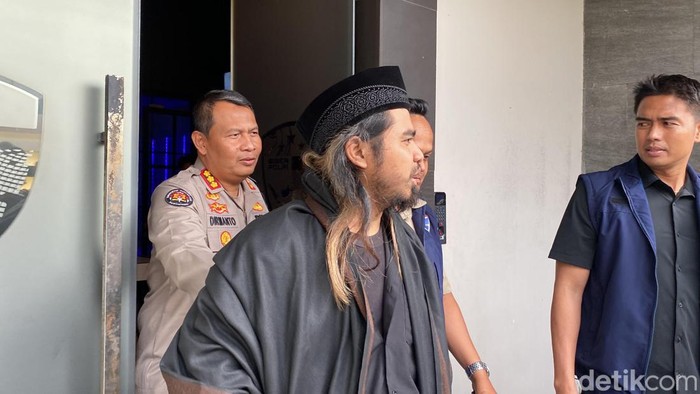 Samsudin saat diperiksa di Polda Jatim gegara kontennya pengajian boleh tukar pasangan viral.