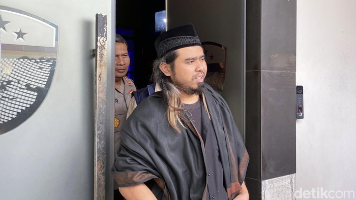 Samsudin saat diperiksa di Polda Jatim gegara kontennya pengajian boleh tukar pasangan viral.
