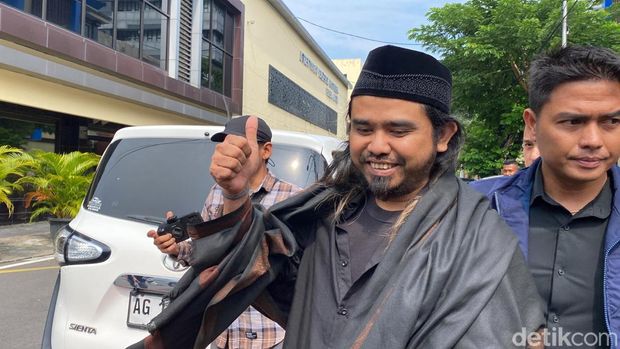 Samsudin saat diperiksa di Polda Jatim gegara kontennya pengajian boleh tukar pasangan viral.