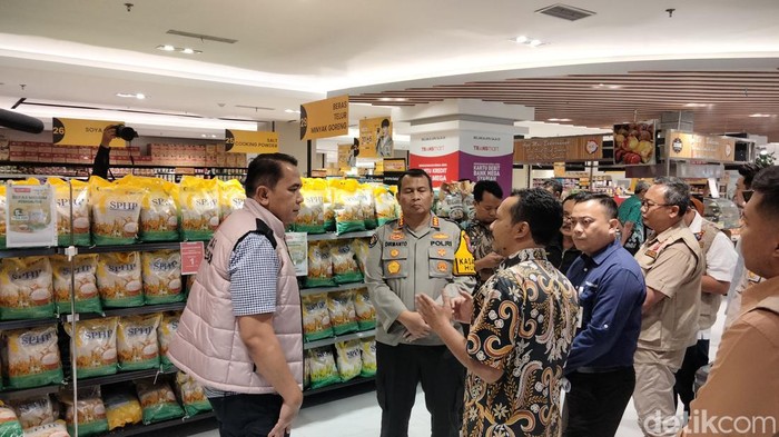 Satgas Pangan Mabes Polri mengecek stok beras