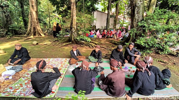 Sejumlah warga mengikuti ritual adat sadranan dalam rangka menyambut bulan suci ramadan di kompleks makam Syeh Mukhorodin atau dikenal juga Mbah Agung Purwakaning Kabunan, Desa Karanggude Kulon, Kecamatan Karanglewas, Kabupaten Banyumas, Kamis (29/2/2024).