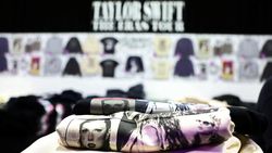 Siap Berburu Merchandise Taylor Swift di Konser Eras Tour Singapura