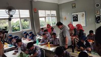 Potret anak-anak siswa SMP di Kabupaten Tangerang yang tengah menyantap makanan dari siimulasi program makan siang gratis. (Foto: Retno Ayuningrum/detikcom)