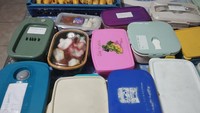 Menu kedua nasi, semur telur, tempe goreng tepung, tumis buncis wortel dan pisang. Menu ketiga lontong, tahu goreng, telur rebus, bumbu kacang, wortel, kol, sawi dan Pisang. Menu keempat kentang, siomay, telur rebus, bumbu kacang, tahu kukus, kol dan pisang. Foto: Retno Ayuningrum/detikcom