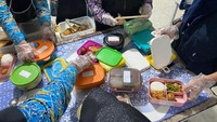 Ada 4 jenis menu di simulasi makan siang gratis hari ini. Menu pertama nasi 1 mangkuk, ayam goreng tepung, perkedel tahu, sayur capcay dan pisang. Foto: Humas Kemenko Perekonomian