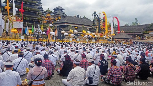 Suasana persembahyangan di Pura Agung Besakih, Karangasem, Bali.