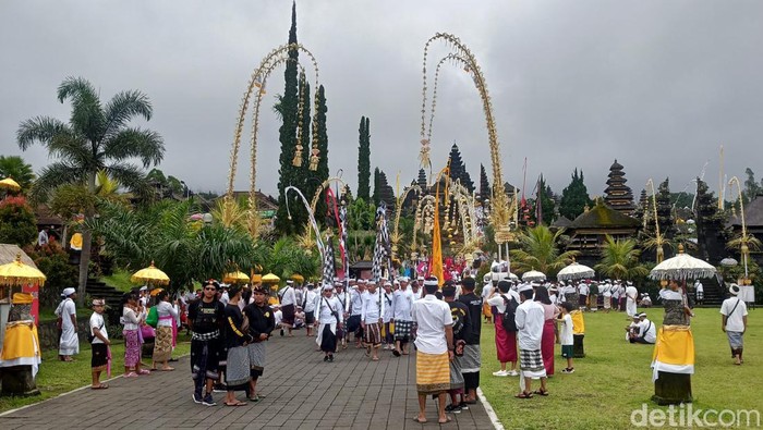 Suasana persembahyangan di Pura Agung Besakih, Karangasem, Bali.