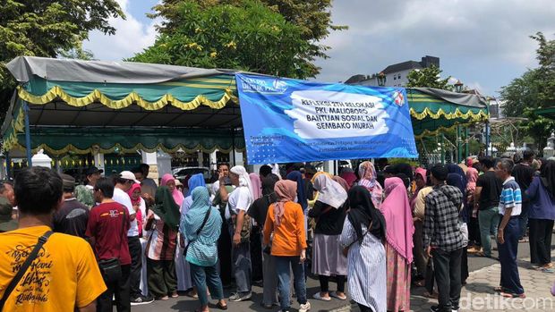 Pasar murah baham pokok bagi para pedangan Teras Malioboro 2 di halaman TM 2, Kamis (29/2).