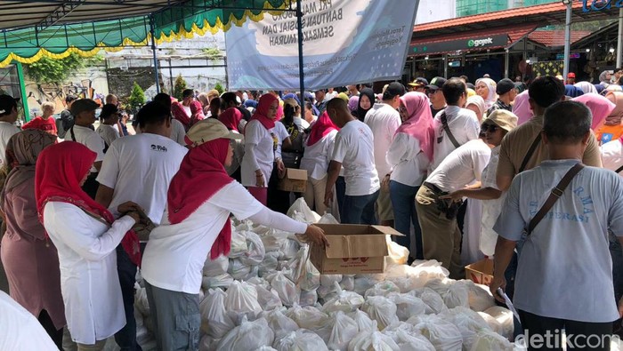 Pasar murah baham pokok bagi para pedangan Teras Malioboro 2 di halaman TM 2, Kamis (29/2).