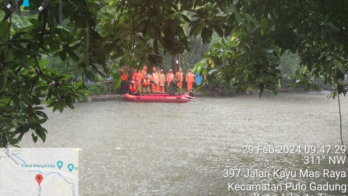 Tim SAR Lakukan Pencarian Bocah 13 Tahun di Jaktim Tenggelam (dok.ist)