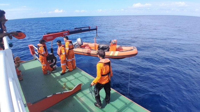 Tim SAR melakukan pencarian korban kapal tenggelam di Konawe Kepulauan.
