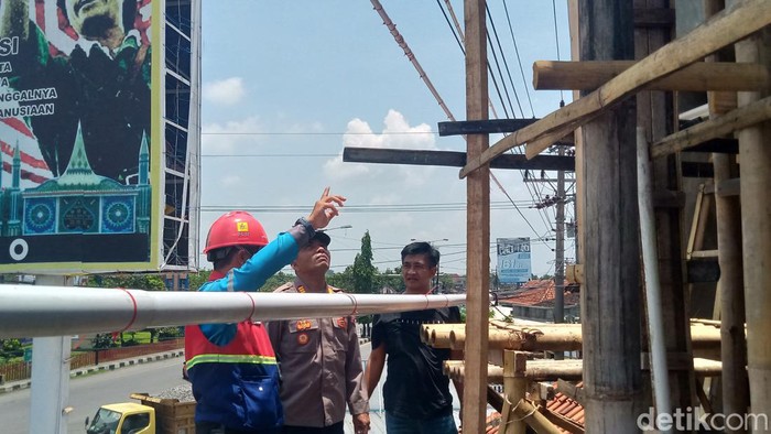 Kabel listrik di tepi jalan Jogja-Solo menyengat tukang batu.