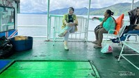 Di atas ferry yang menuju batu gantung di Danau Toba.