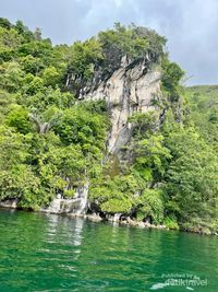 Ada Batu Gantung di Danau Toba, Tahu?