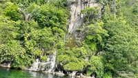 Batu gantung di atas tebing di Danau Toba.