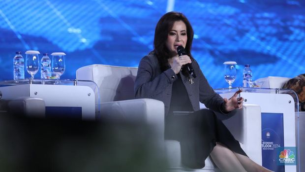 Wakil Direktur Utama Bank Mandiri, Alexandra Askandar memberikan pemaparan dalam acara CNBC Indonesia Economic Outlook 2024 di Jakarta, Kamis (29/2/2024). (CNBC Indonesia/Tri Susilo)
