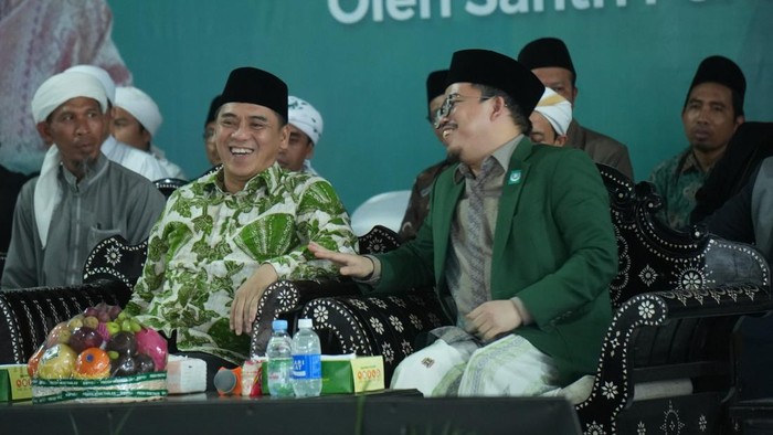 Wakil Menteri Agama (Wamenag) Saiful Rahmat bersama Ketua Umum Pengurus Besar Nahdlatul Wathan Tuan Guru Kiyai Haji Muhammad Lalu Gede Zainuddin Atsani di Ponpes NW Anjani, Lombok Timur, Kamis (29/2/2024). (Foto: Istimewa)