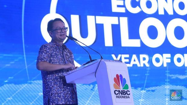 Wakil Menteri Perdagangan Indonesia, Jerry Sambuaga memberikan pemaparan dalam acara CNBC Indonesia Economic Outlook 2024 di Jakarta, Kamis (29/2/2024). (CNBC Indonesia/Muhammad Sabki)