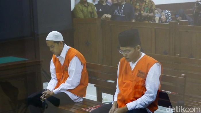 Waliyin dan Ridduan pembunuh mahasiswa UMY Redho Tri Agustian saat sidang vonis di PN Sleman, Kamis (29/2/2024). Keduanya dijatuhi vonis mati.