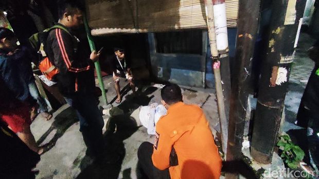 Wanita di Ngagel Surabaya tergeletak usai kecelakaan saat mengejar jambret yang merampas tasnya.