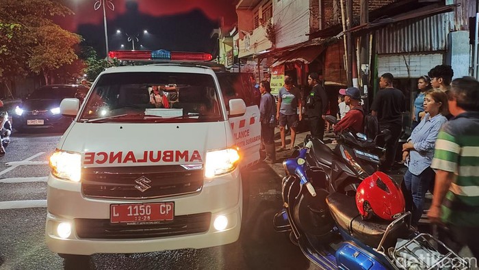 Wanita di Ngagel Surabaya tergeletak usai kecelakaan saat mengejar jambret yang merampas tasnya.